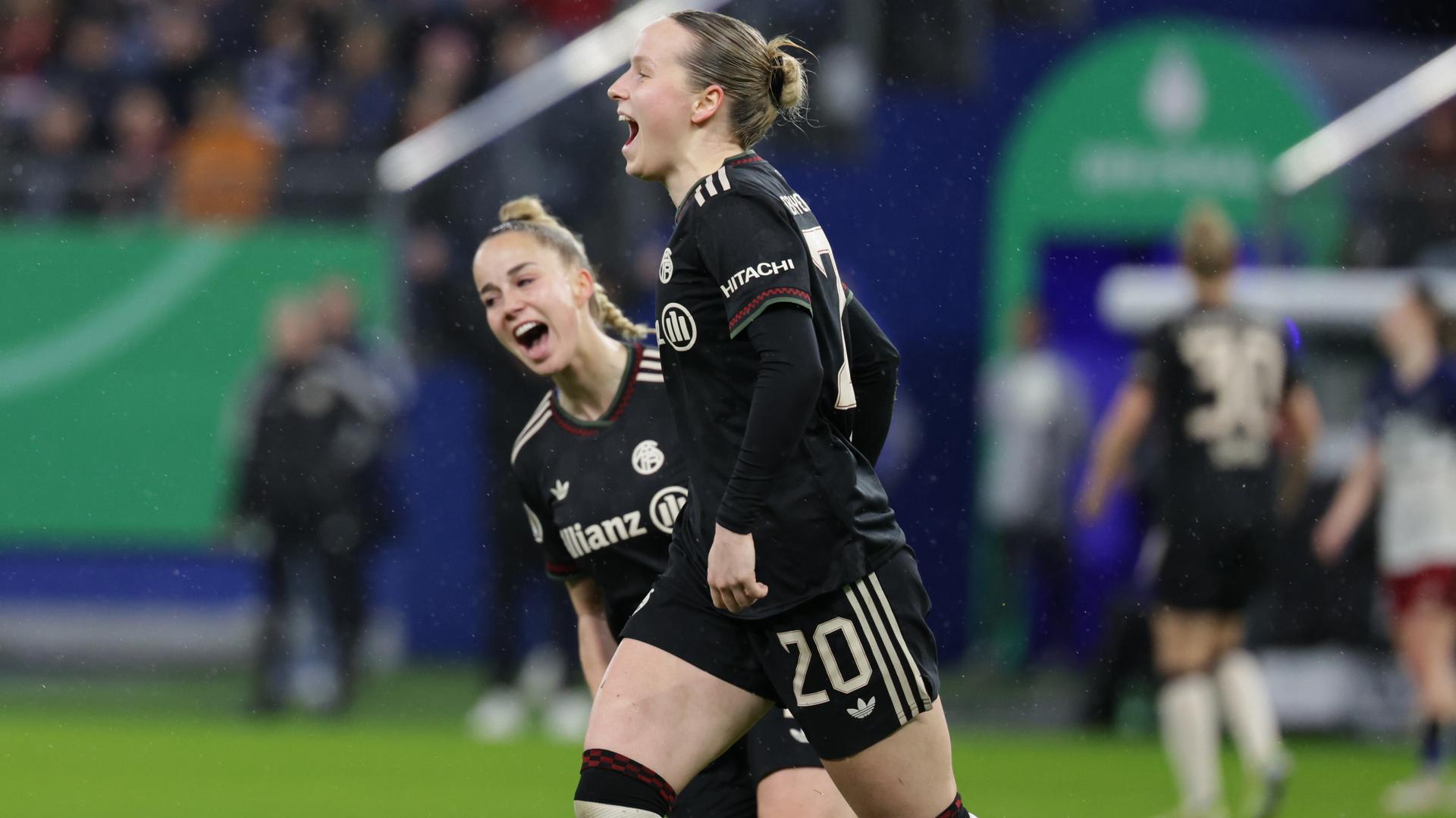 Franziska Kett jubelt nach dem 2:0 für Bayern München.