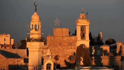 Minarett der Omar-Moschee (li.) vor der Geburtskirche (2.v.li.) dem St. Georgs Kloster und einer Kirche am Manger Square in Bethlehem.