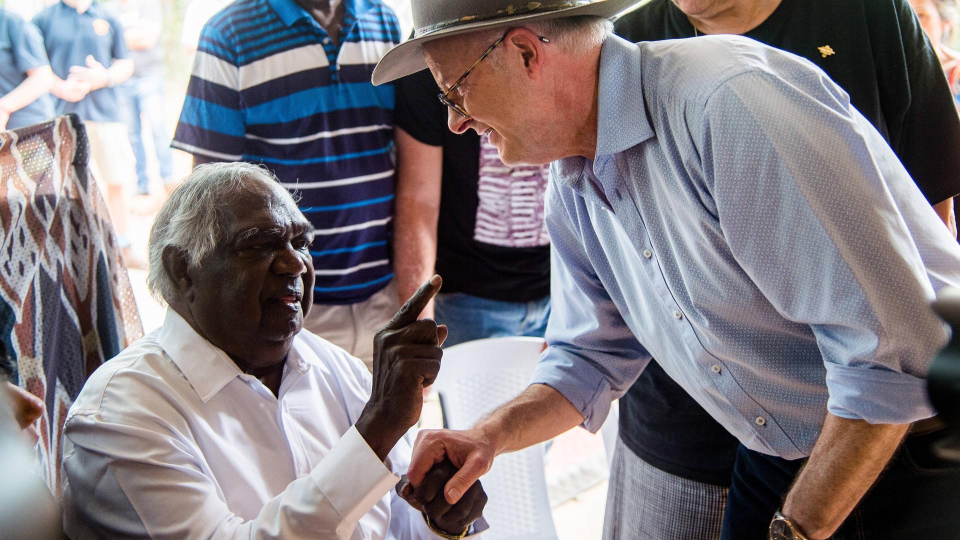 Galarrwuy Yunupingu redet auf einem Festival im Jahr 2022 in Arnhem Land in Australien mit dem dem Premierminister Anthony Albanese.