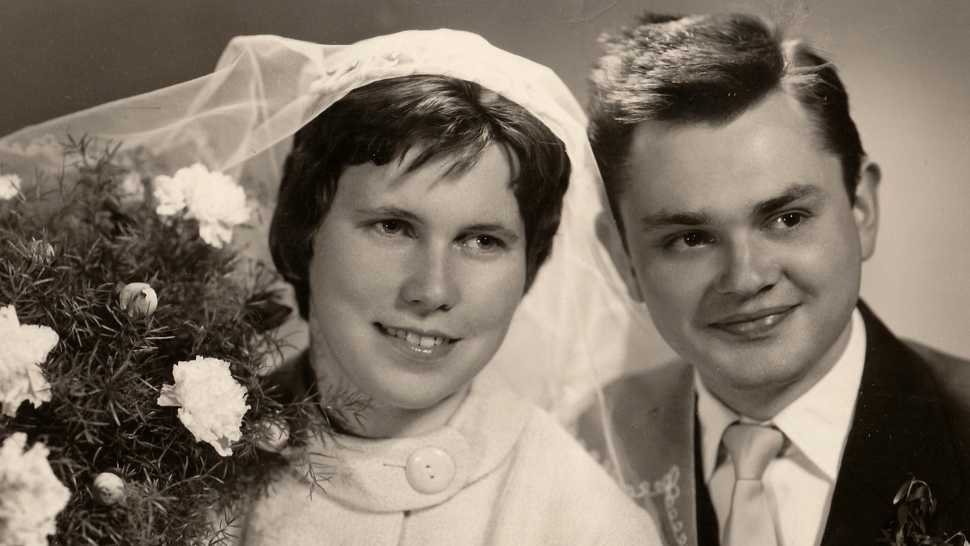 Schwarz-weiß-Fotografie eines Brautpaars.