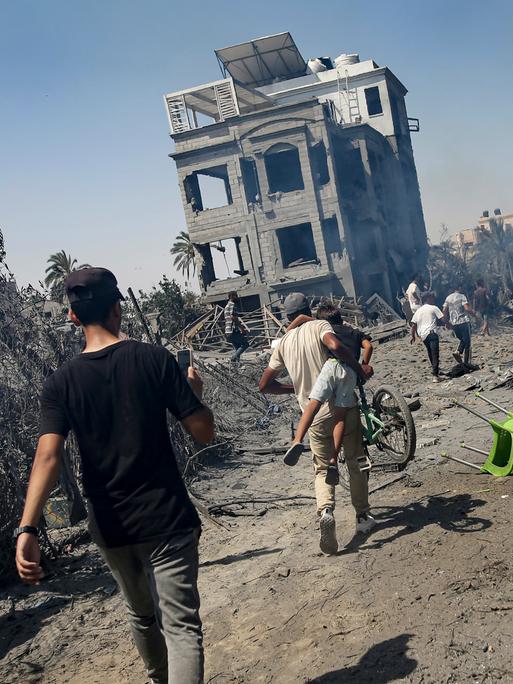 Der Ort Chan Yunis im südlichen Gaza-Streifen nach einem Bombenangriff. Im Hintergrund sind die Überreste eines Gebäudes zu sehen.