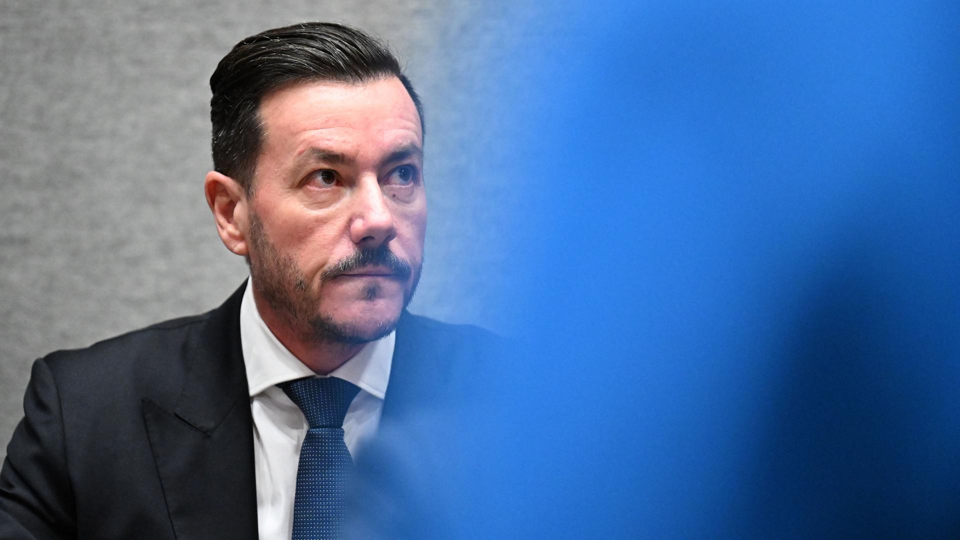 Porträtaufnahme von Rene Benko im Landesgericht Innsbruck zu Beginn am zweiten Verhandlungstag, den 15.10.2025