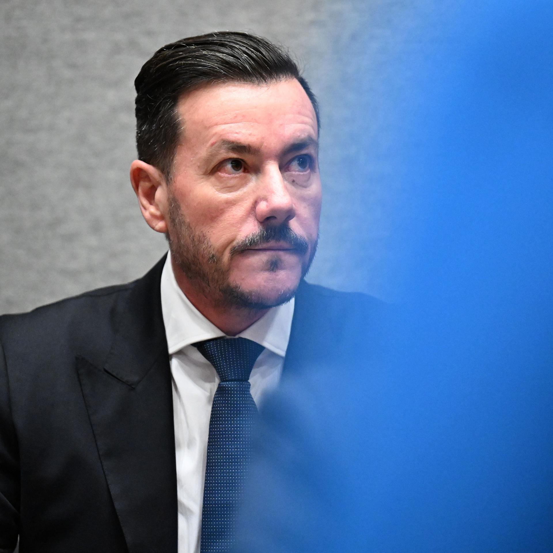 Porträtaufnahme von Rene Benko im Landesgericht Innsbruck zu Beginn am zweiten Verhandlungstag, den 15.10.2025