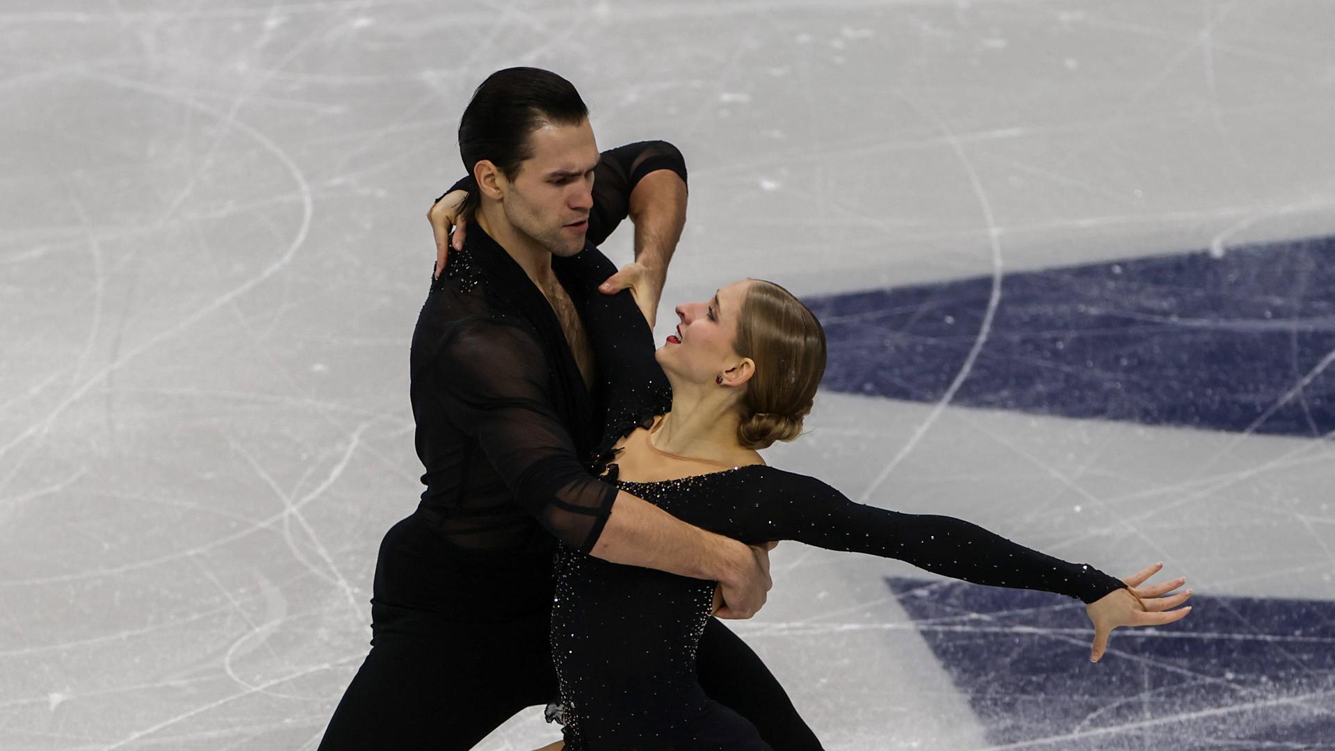 Minerva Fabienne Hase und Nikita Wolodin halten sich auf dem Eis während einer Tanzposition und schauen sich dabei an