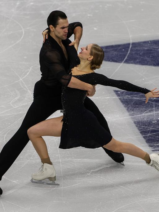 Minerva Fabienne Hase und Nikita Wolodin halten sich auf dem Eis während einer Tanzposition und schauen sich dabei an