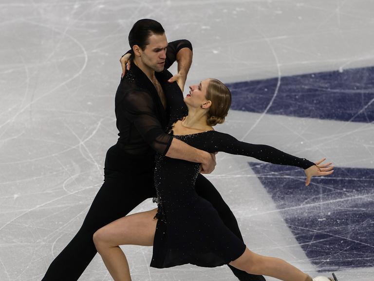 Minerva Fabienne Hase und Nikita Wolodin halten sich auf dem Eis während einer Tanzposition und schauen sich dabei an