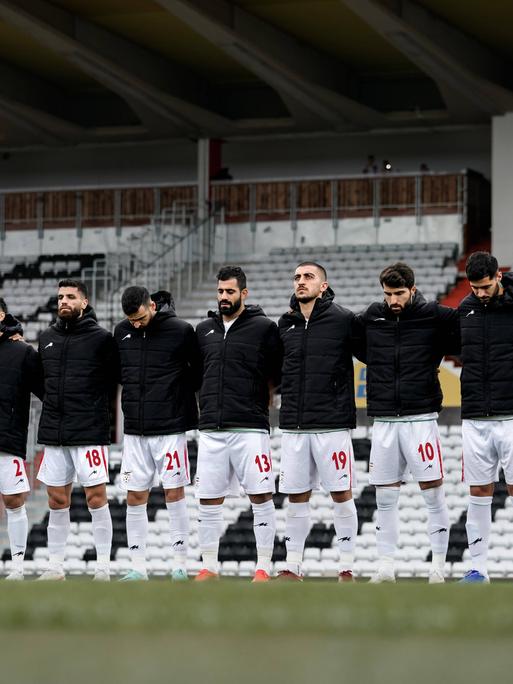 Die iranische Fußball-Nationalmannschaft trug beim Testspiel gegen den Senegal bei der Nationalhymne schwarze Jacken.