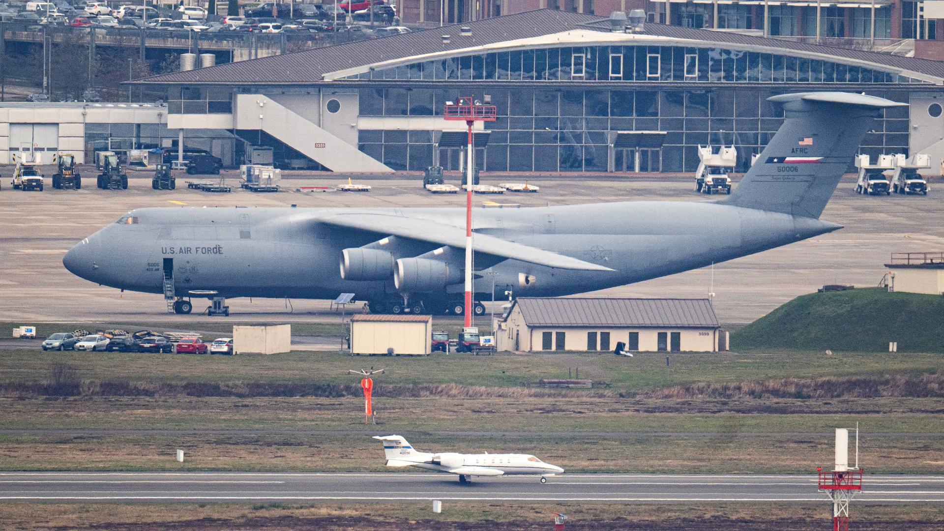 Eine Transportmaschine der US-Airforce steht auf der US-Airbase in Ramstein. 