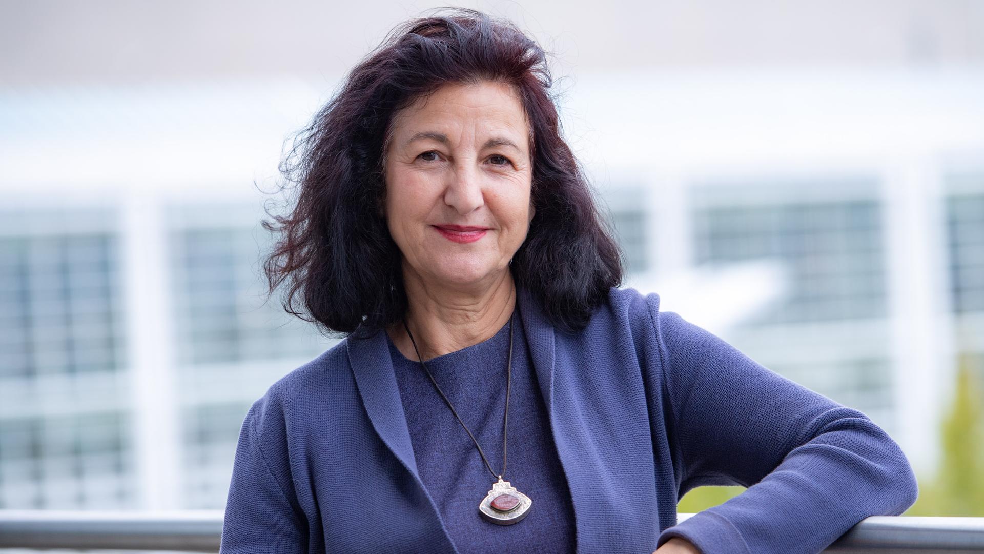 Necla Kelek , Autorin lehnt an einem Balkongeländer auf der Frankfurter Buchmesse 2019. Necla Kelek , Autorin lehnt an einem Balkongeländer auf der Frankfurter Buchmesse 2019.