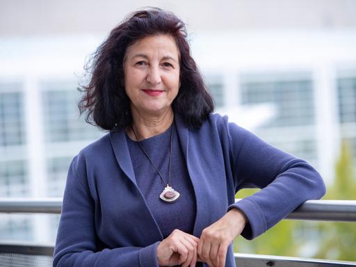 Necla Kelek , Autorin lehnt an einem Balkongeländer auf der Frankfurter Buchmesse 2019.