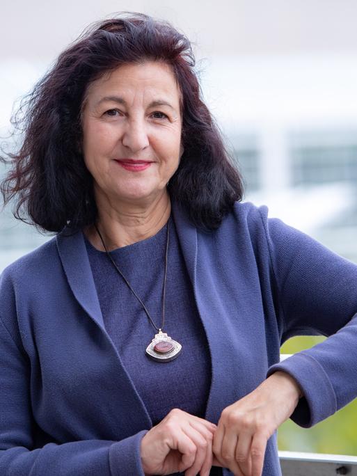 Necla Kelek , Autorin lehnt an einem Balkongeländer auf der Frankfurter Buchmesse 2019.