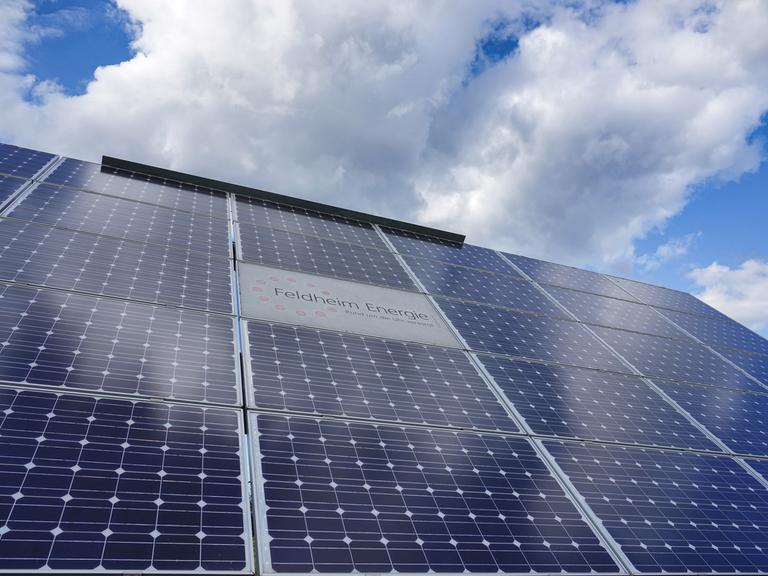 Solarpaneele auf dem Gelände des Neue Energien Forum Feldheim.