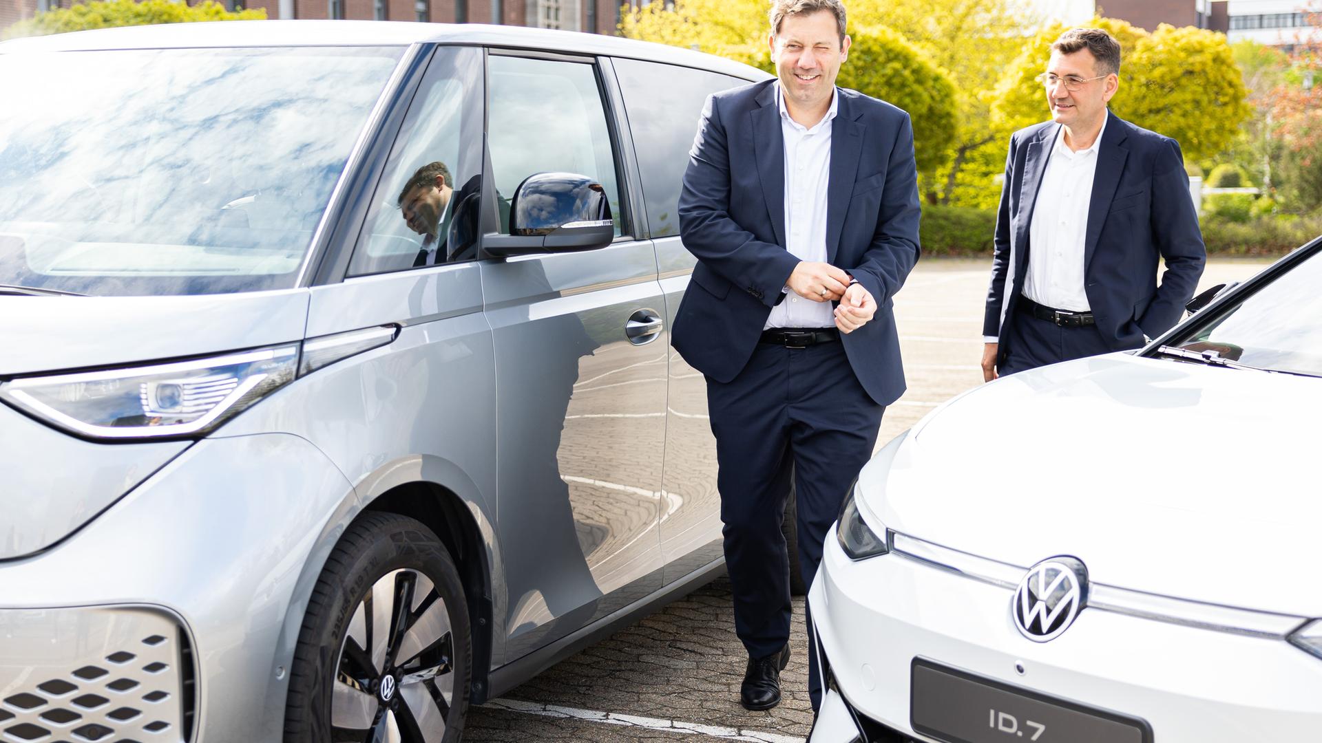 Lars Klingbeil (l), SPD-Bundesvorsitzender, im Jahr 2023 neben dem damaligen Personalvorstand der Volkswagen AG, Gunnar Kilian stehen neben den E-Autos von VW "ID. BUZZ" (l) und "ID.7" (r) Lars Klingbeil (l), SPD-Bundesvorsitzender, im Jahr 2023 neben dem damaligen Personalvorstand der Volkswagen AG, Gunnar Kilian stehen neben den E-Autos von VW "ID. BUZZ" (l) und "ID.7" (r)