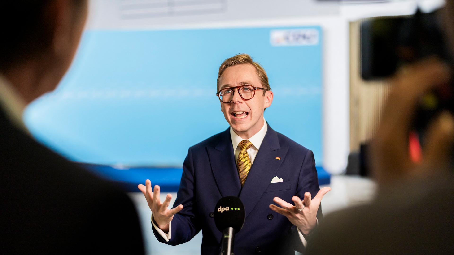 Philipp Amthor (CDU), Staatsminister für die Bund-Länder-Beziehungen im Kanzleramt, äußert sich in der CDU-Bundesgeschäftsstelle (Konrad-Adenauer-Haus) gegenüber Medienvertretern. Am Sonntag (06.09.2026) wurde in Sachsen-Anhalt ein neuer Landtag gewählt. Philipp Amthor (CDU), Staatsminister für die Bund-Länder-Beziehungen im Kanzleramt, äußert sich in der CDU-Bundesgeschäftsstelle (Konrad-Adenauer-Haus) gegenüber Medienvertretern. Am Sonntag (06.09.2026) wurde in Sachsen-Anhalt ein neuer Landtag gewählt.