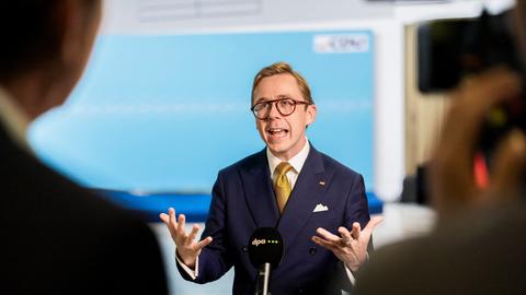 Philipp Amthor (CDU), Staatsminister für die Bund-Länder-Beziehungen im Kanzleramt, äußert sich in der CDU-Bundesgeschäftsstelle (Konrad-Adenauer-Haus) gegenüber Medienvertretern. Am Sonntag (06.09.2026) wurde in Sachsen-Anhalt ein neuer Landtag gewählt.