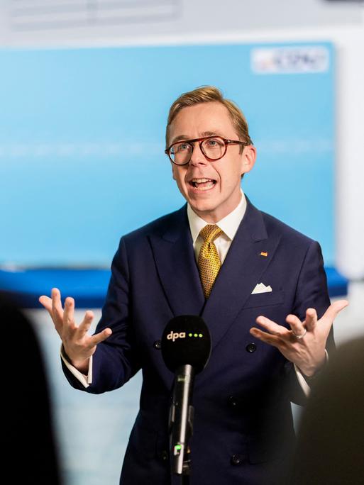 Philipp Amthor (CDU), Staatsminister für die Bund-Länder-Beziehungen im Kanzleramt, äußert sich in der CDU-Bundesgeschäftsstelle (Konrad-Adenauer-Haus) gegenüber Medienvertretern. Am Sonntag (06.09.2026) wurde in Sachsen-Anhalt ein neuer Landtag gewählt.