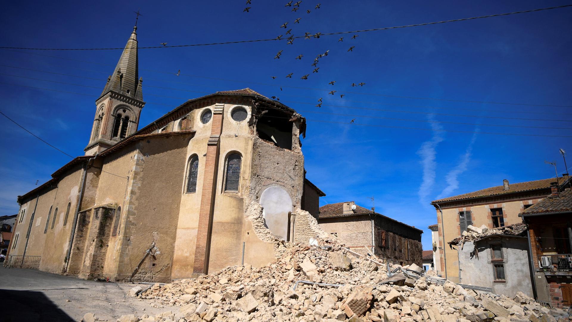 Die Kirche Saint-Victor in Saramon in Südwest-Frankreich. Der Turm ist eingestürzt, Brocken des Baumaterials liegen vor dem Gebäude.