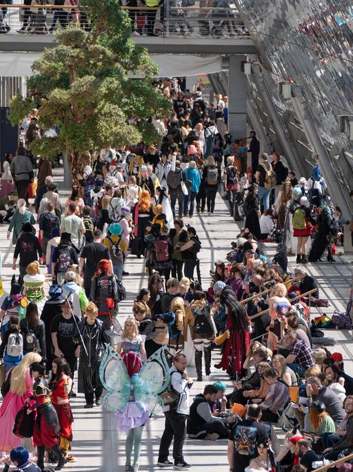 Besucherinnen und Besucher beim Abschlusstag der ersten Leipziger Buchmesse nach der coronabedingten Zwangspause.