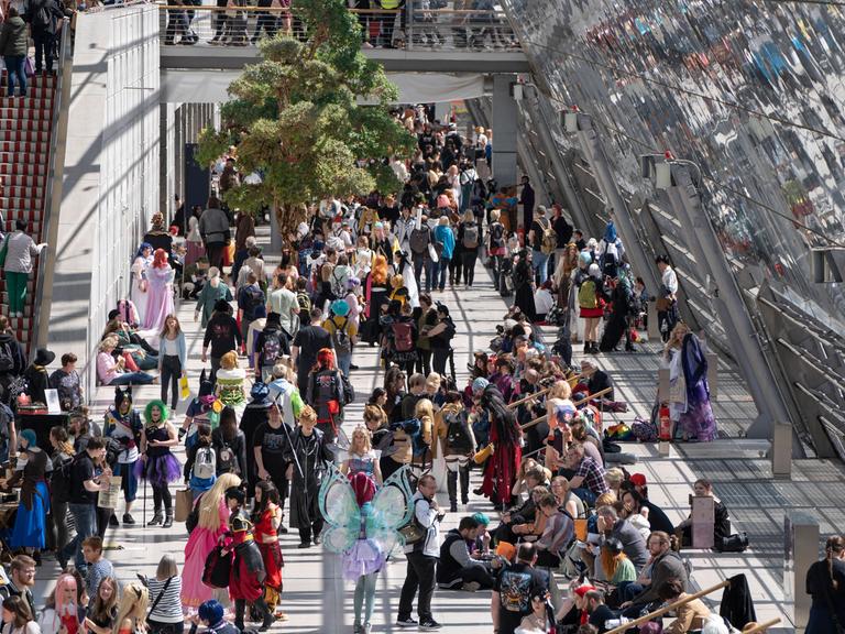 Besucherinnen und Besucher beim Abschlusstag der ersten Leipziger Buchmesse nach der coronabedingten Zwangspause.