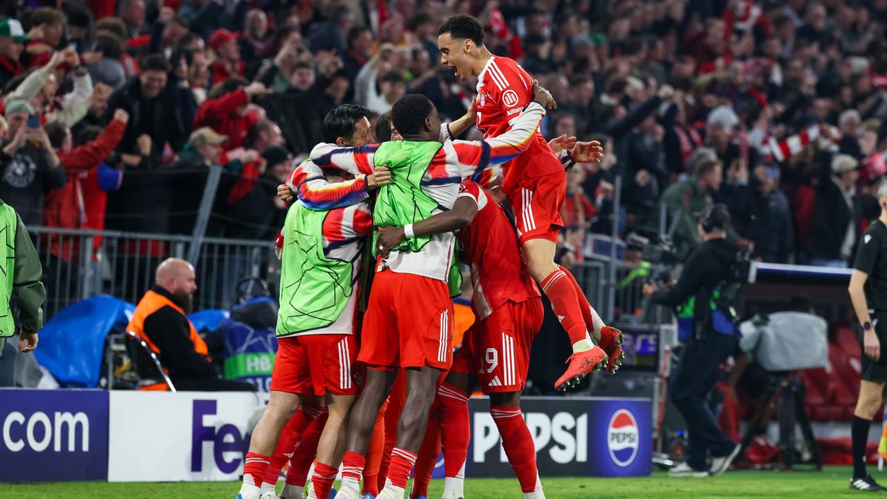 Zu sehen sind mehrere Spieler des FC Bayern München im Stadion. Sie jubeln nach einem Tor.