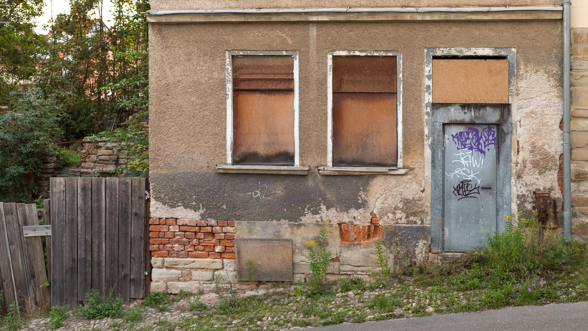 Die Fassade und Eingang eines historischen Wohnhauses in Zeitz sind verbarrikadiert und in sehr schlechtem Zustand.