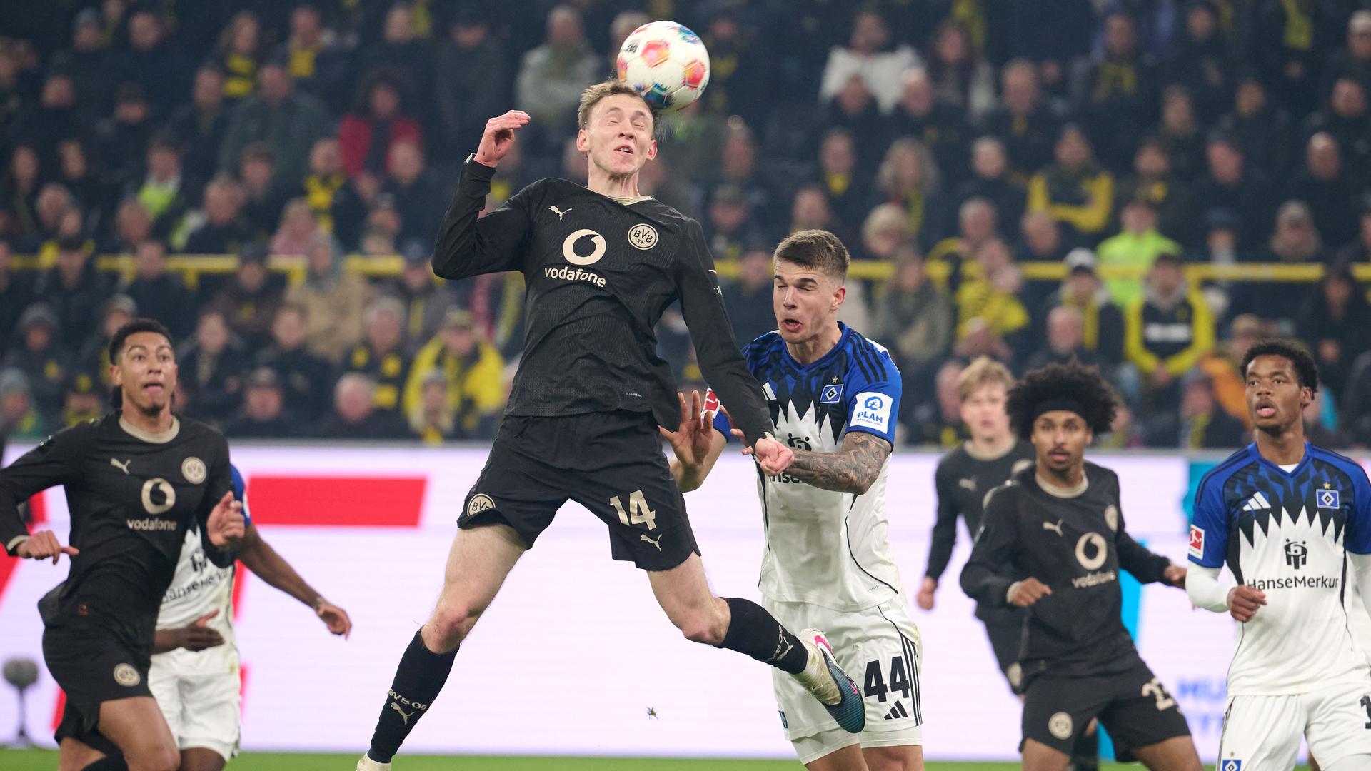 Das Foto zeigt Maximilian Beier von Borussia Dortmund. Er köpft den Fußball. 