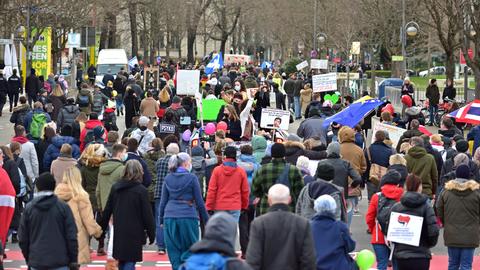 Teilnehmende einer Demonstration der sogenannten Querdenkerbewegung in Frankfurt am Main.