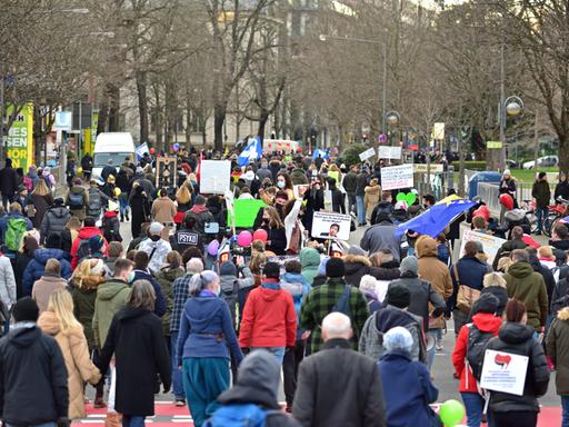 Teilnehmende einer Demonstration der sogeannten Querdenkerbewegung in Frankfurt am Main.
