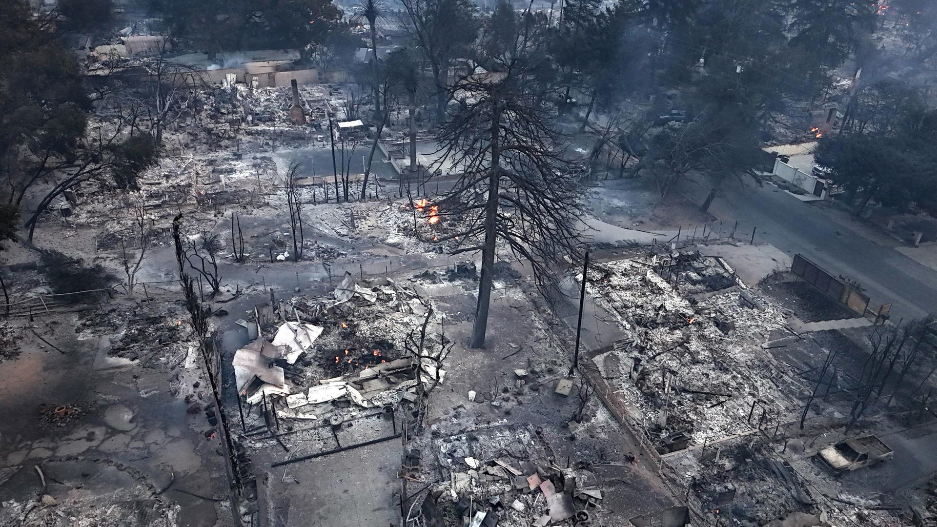 Zerstörung in der Lake Avenue nördlich der Altadena Avenue, wo kein Wasser zur Verfügung steht, außer dem, was die Feuerwehr mit ihren Tanklöschfahrzeugen heranbringt.