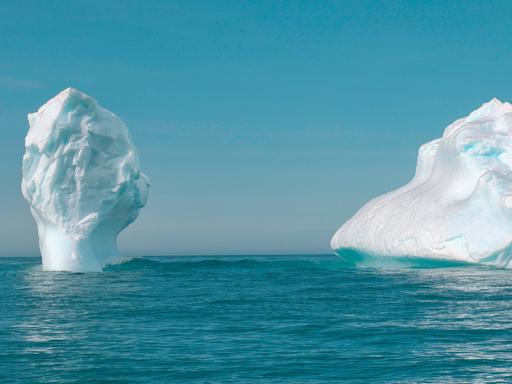 Schwimmende Eisberge in der Antarktis.