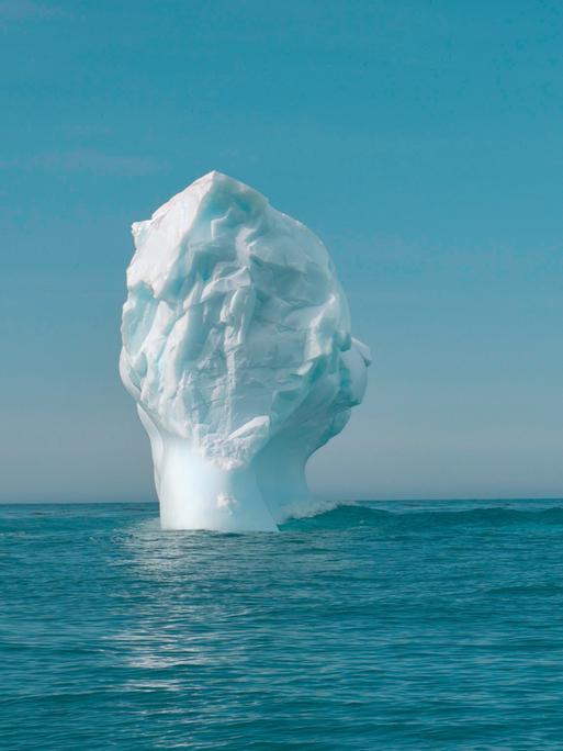 Schwimmende Eisberge in der Antarktis.