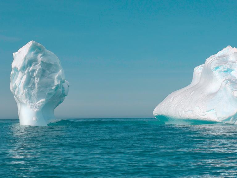 Schwimmende Eisberge in der Antarktis.