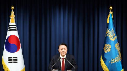 Der südkoreanische Präsident Yoon Suk Yeol spricht während einer Pressekonferenz im Präsidialamt. 