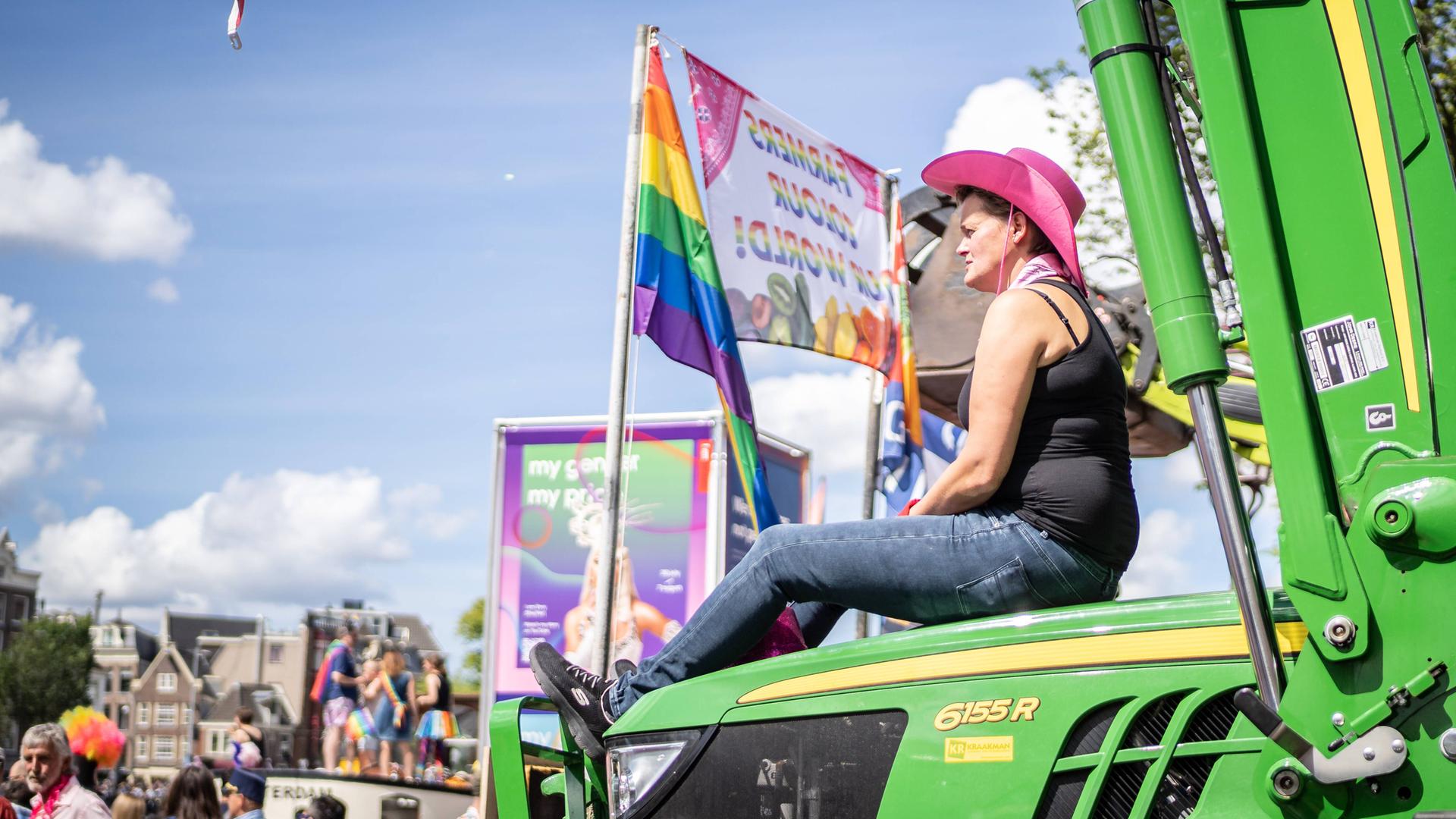 Eine Teilnehmerin eines Protests von Bauern in den Niederlanden sitzt auf einem Traktor Eine Teilnehmerin eines Protests von Bauern in den Niederlanden sitzt auf einem Traktor