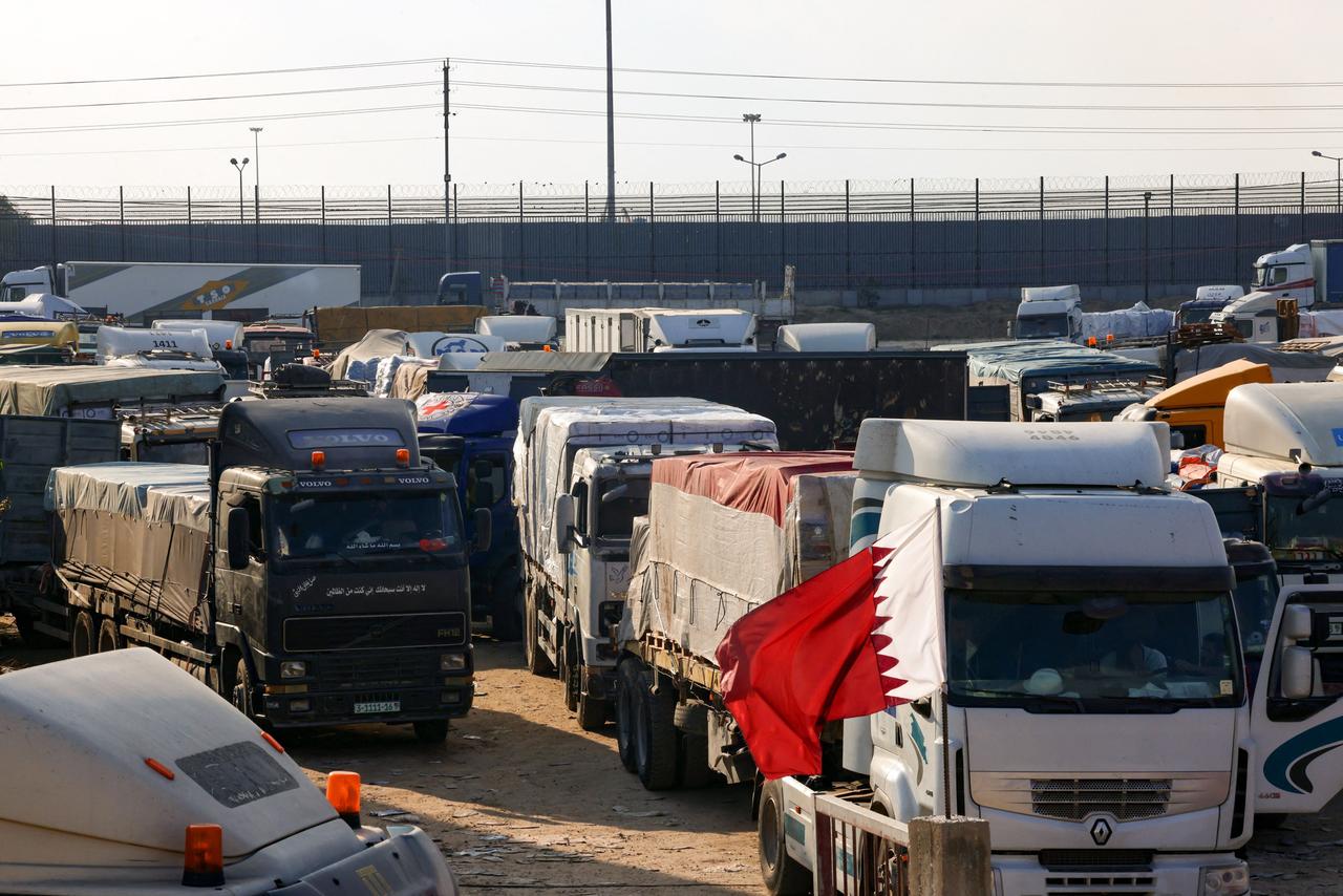 Lastwagen mit Hilfslieferungen am Grenzübergang Rafah. 