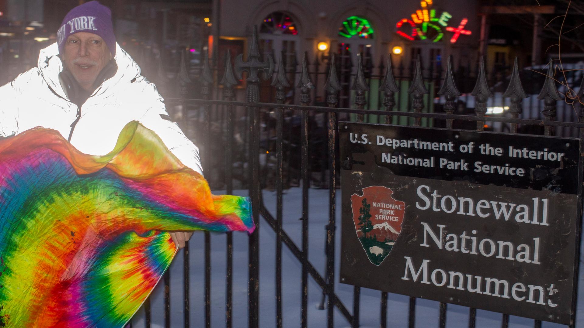 Stonewall National Monument in New York City, 10. Februar 2026. Eine Gruppe protestierte dagegen, dass Trump die Entfernung einer Regenbogenfahne an diesem Ort angeordnet hatte.