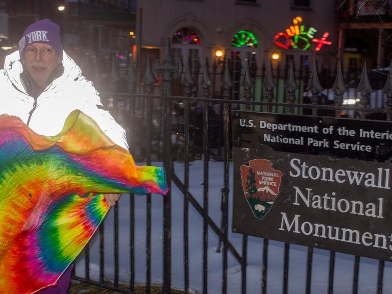 Stonewall National Monument in New York City, 10. Februar 2026. Eine Gruppe protestierte dagegen, dass Trump die Entfernung einer Regenbogenfahne an diesem Ort angeordnet hatte.