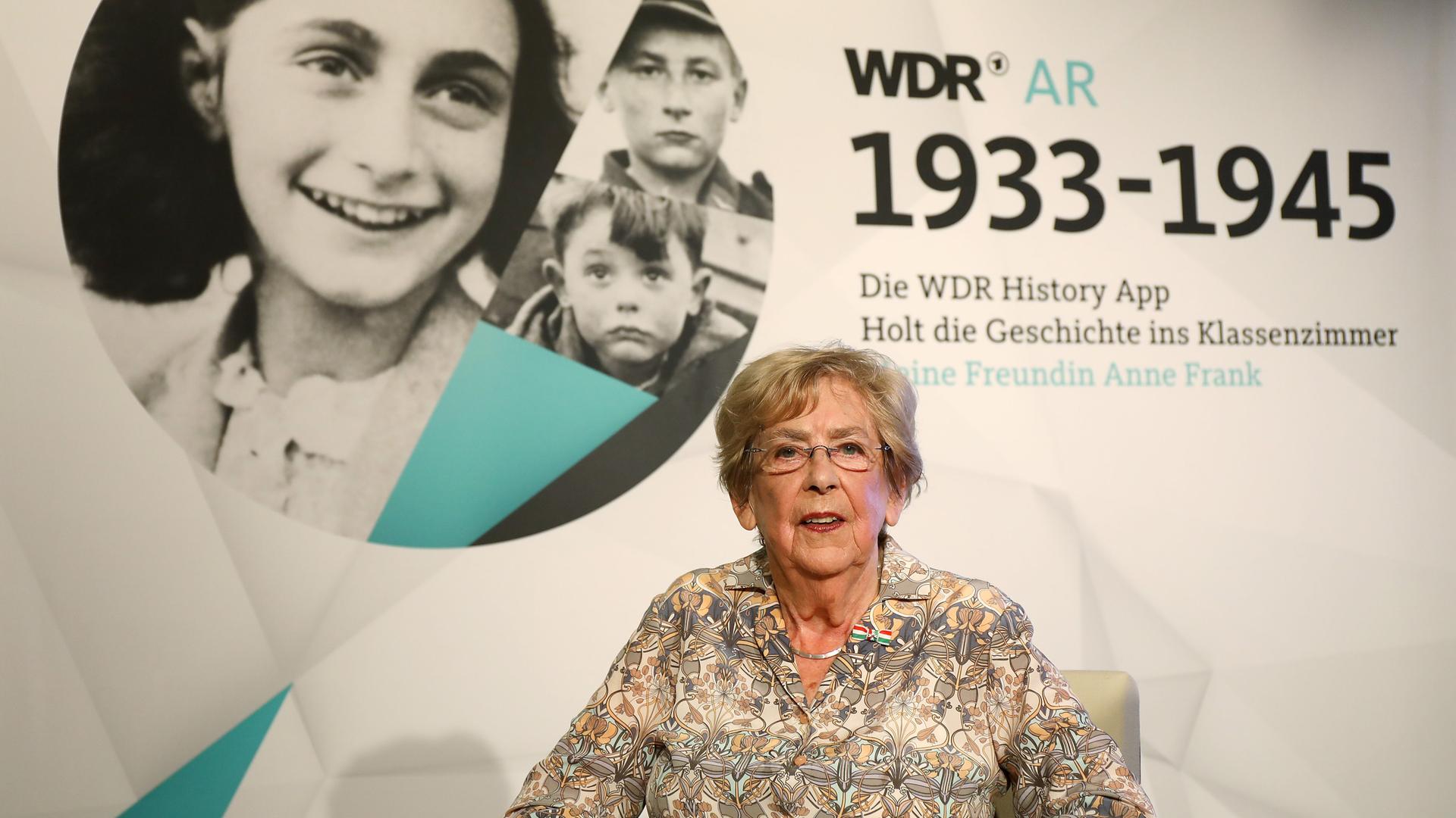 Jacqueline van Maarsen, Schulfreundin von Anne Frank, sitzt im Studio des WDR. In der App «WDR AR 1933-1945» berichten Zeitzeugen von ihren Erfahrungen während des Zweiten Weltkriegs. 