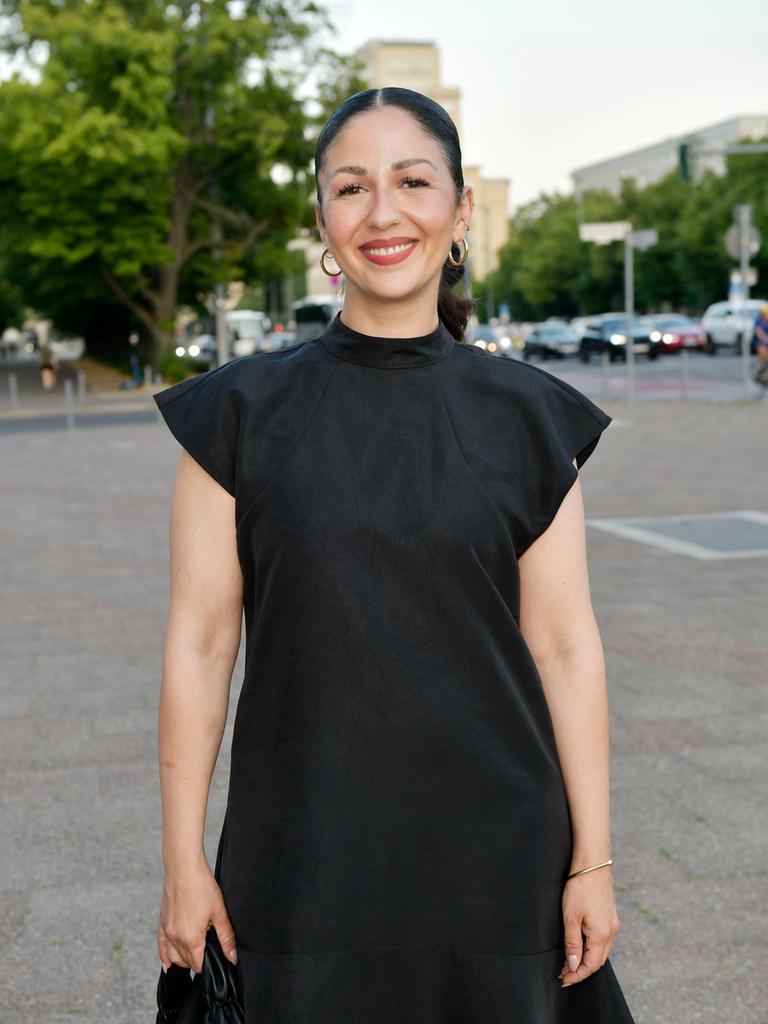 Tülin Sezgin posiert für die Kamera bei der Premiere des Dokumentarfilms "Was haben wir gelacht" in Berlin Tülin Sezgin posiert für die Kamera bei der Premiere des Dokumentarfilms "Was haben wir gelacht" in Berlin