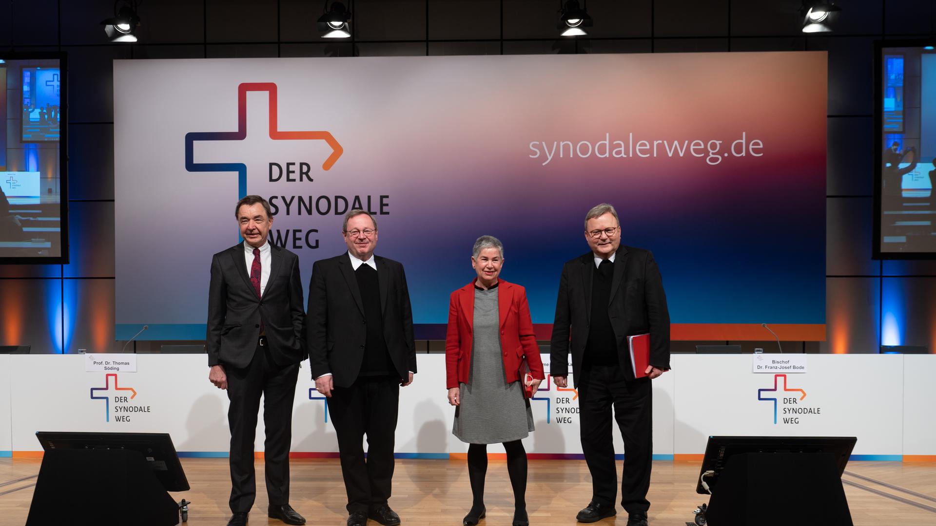 Vorstandsmitglieder des Synodalen Weges von links nach recht: Thomas Söding, Georg Bätzing, Irme Stetter-Karp sowie Franz-Josef Bode.