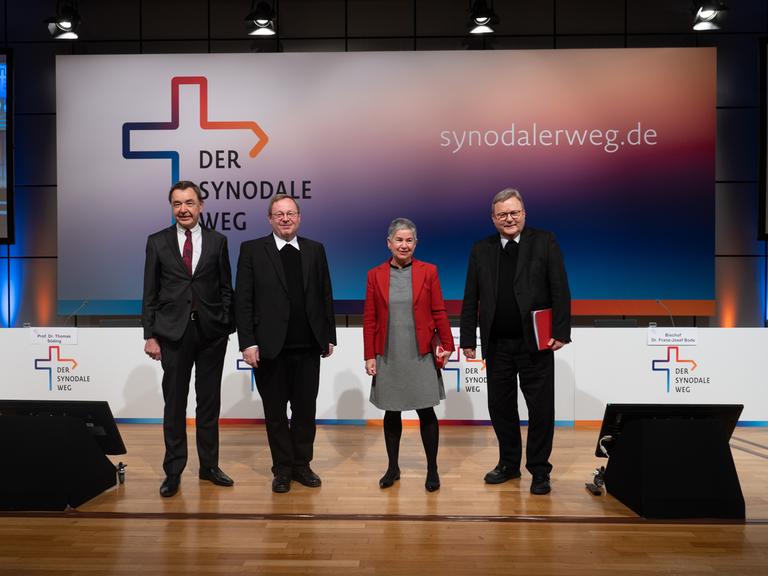 Vorstandsmitglieder des Synodalen Weges von links nach recht: Thomas Söding, Georg Bätzing, Irme Stetter-Karp sowie Franz-Josef Bode.
