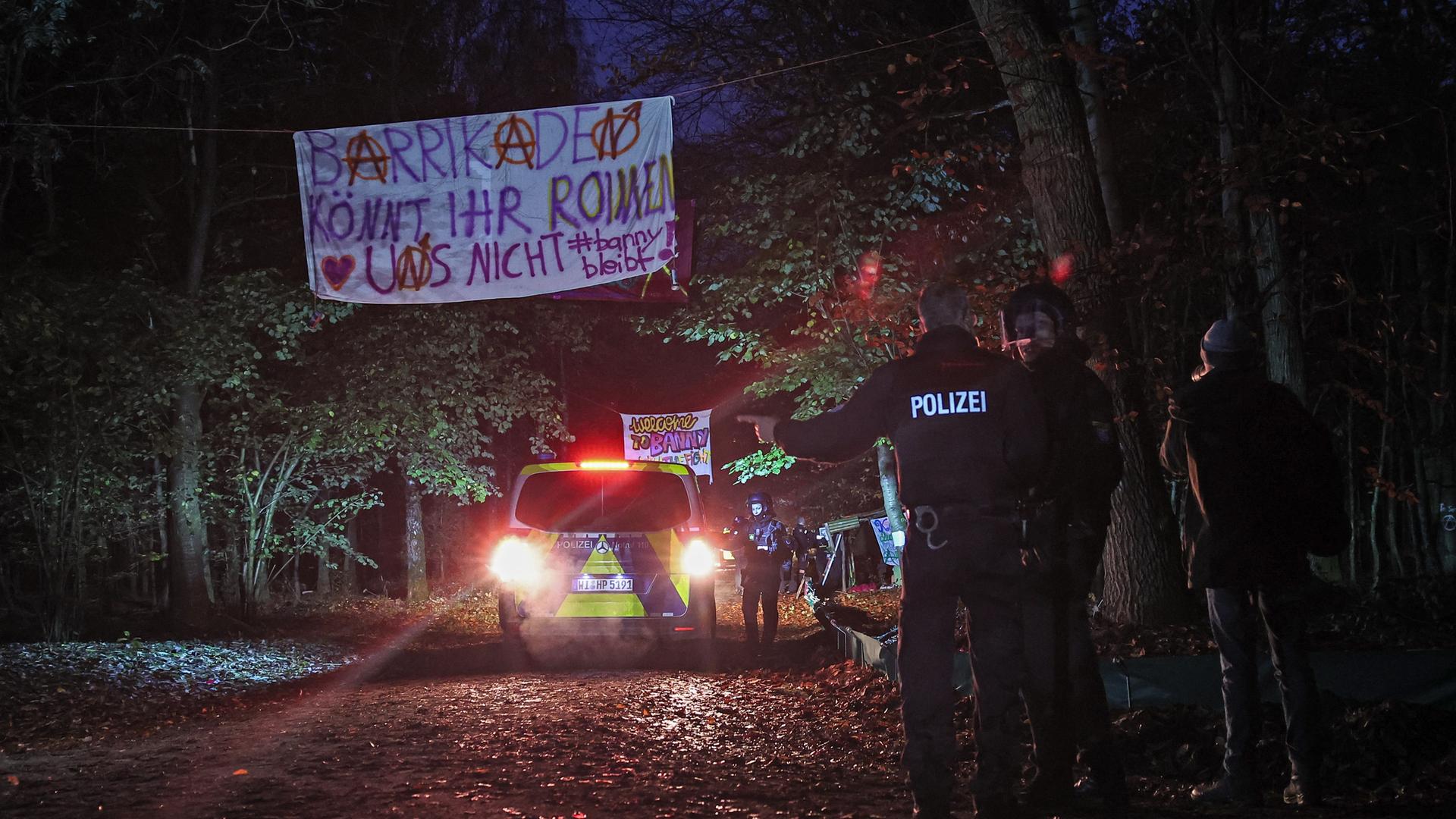 Langen: Am frühen Morgen sammeln sich Polizeikräfte im Stadtwald Langen. Langen: Am frühen Morgen sammeln sich Polizeikräfte im Stadtwald Langen.