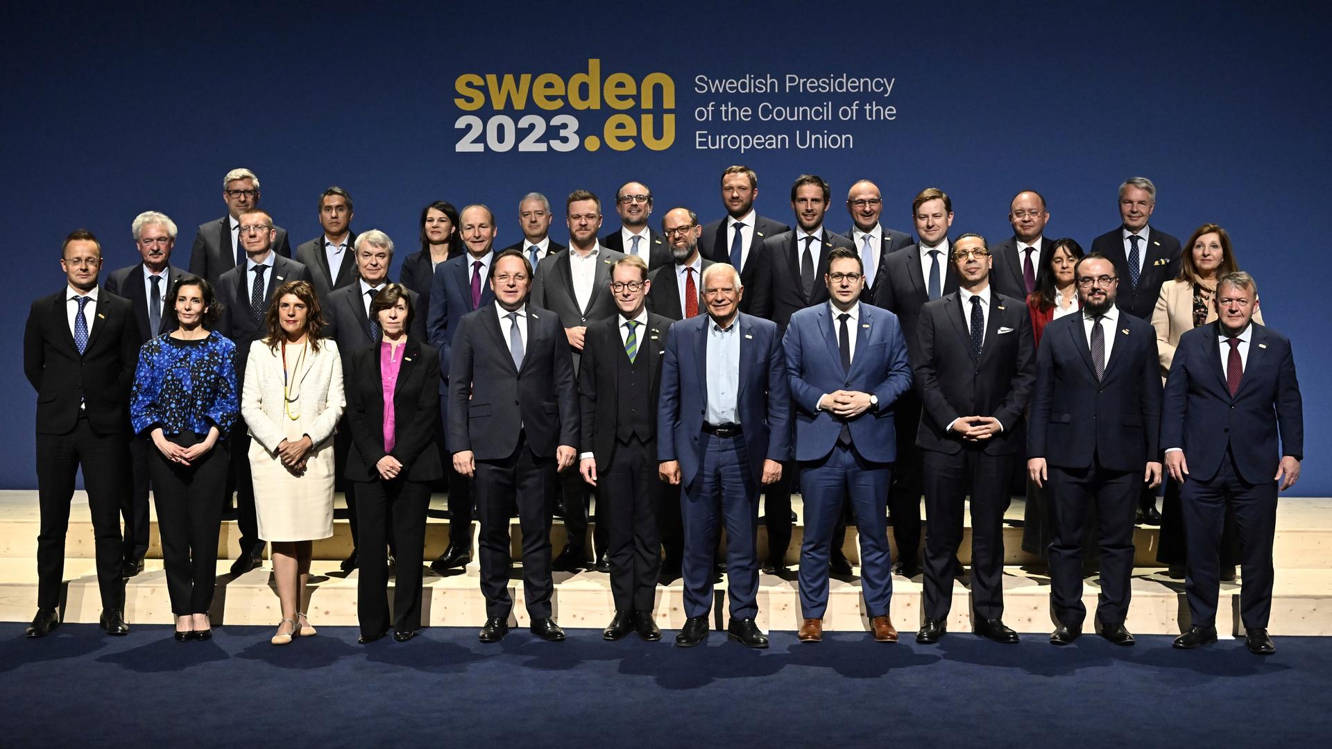 Alle Teilnehmer stehen in drei Reihen nebeneinander vor einer dunkelblauen Wand mit dem Schriftzug des Treffens. In der ersten Reihe in der Mitte der EU-Außenbeauftragte Josep Borrell. Bundesaußenministerin Baeerbock steht in der hintersten Reihe.
