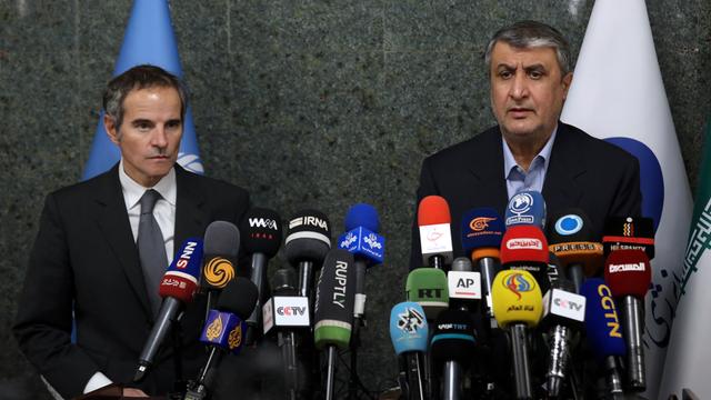 Mohammad Eslami und Rafael Mariano Grossi stehen bei einer gemeinsamen Pressekonferenz vor Mikrofonen.