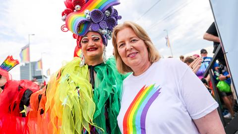 Bundestagspräsidentin Bas gemeinsam mit einer Drag Queen beim CSD in Köln. 