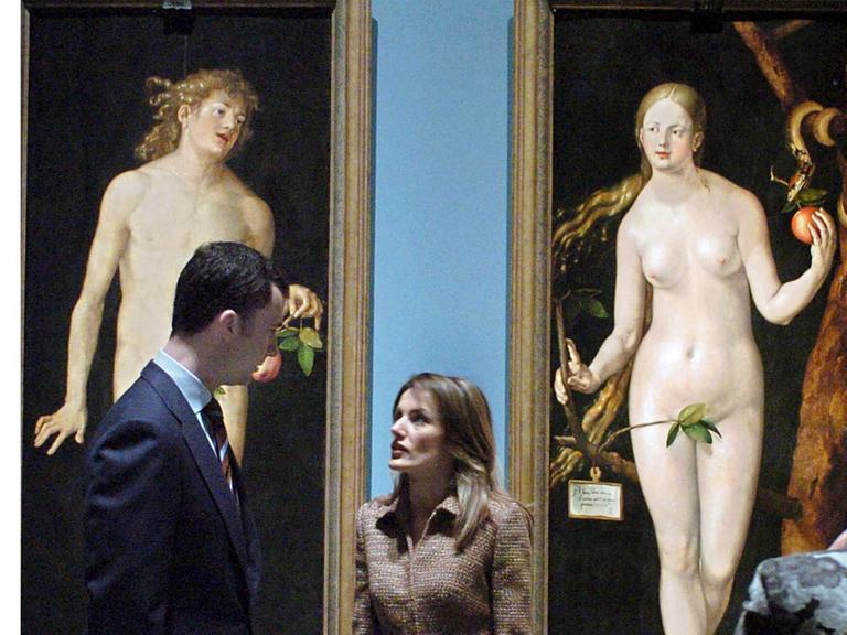 Der spanische Kronprinz Felipe und seine Frau, Prinzessin von Asturien, Letizia Ortiz stehen vor den beiden lebensgroßen Aktbildern des deutschen Malers Albrecht Dürer bei einer Ausstellung im El Prado Museum in Madrid. 