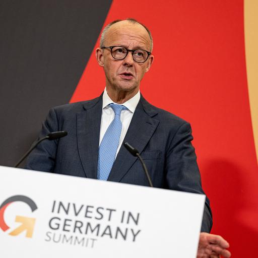 Friedrich Merz (CDU), Bundeskanzler, nimmt an einer Pressekonferenz auf dem Invest in Germany Gipfel in der European School of Management and Technology (ESMT) teil.