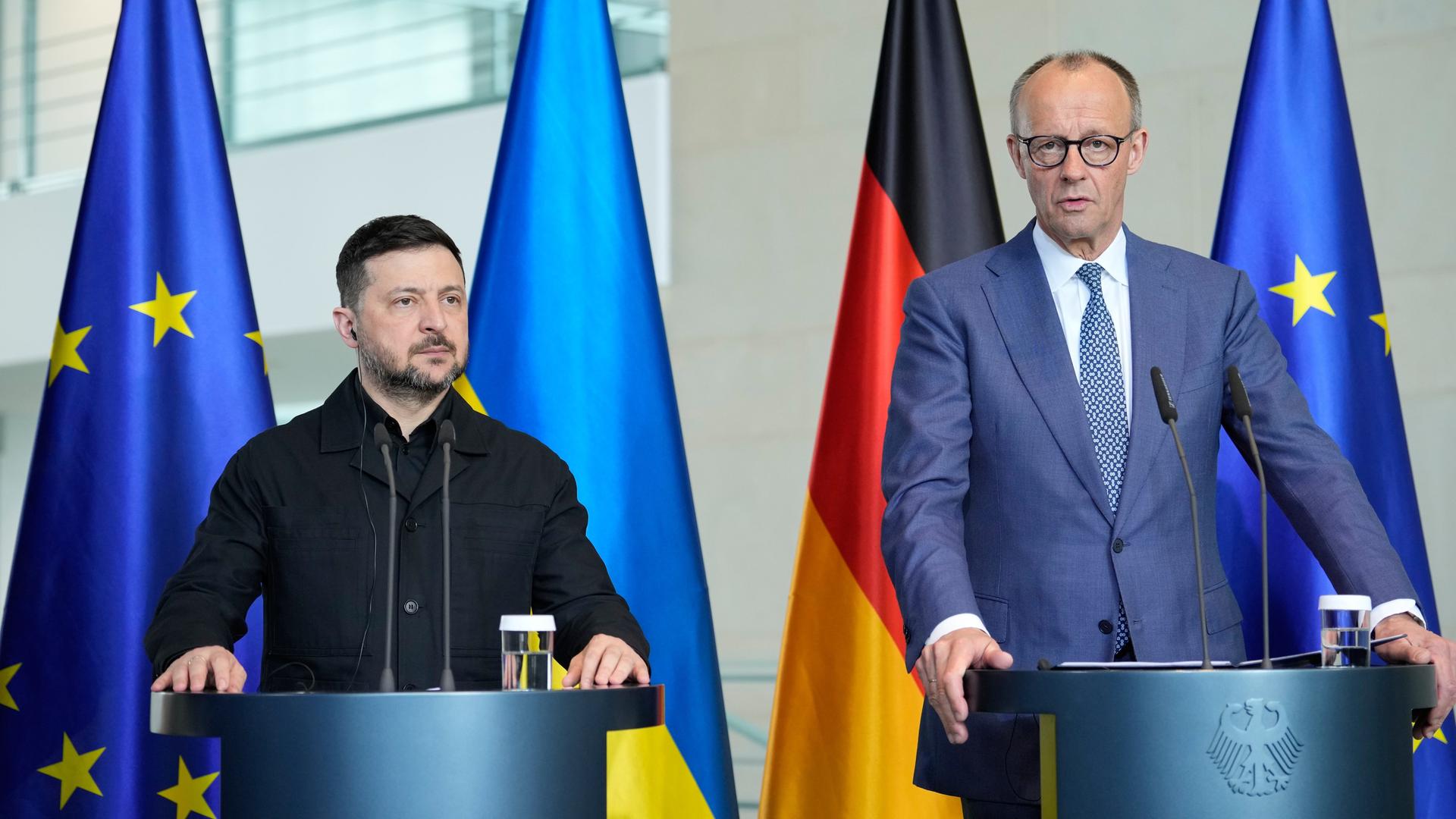 Bundeskanzler Merz und der ukrainische Präsident Selenskyj geben eine Pressekonferenz.