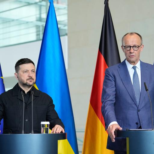 Bundeskanzler Merz und der ukrainische Präsident Selenskyj geben eine Pressekonferenz.