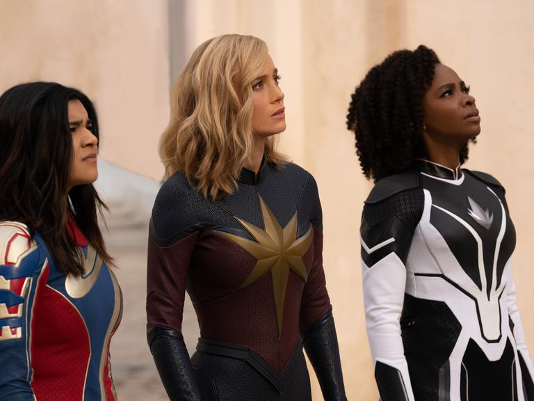 Drei Frauen in Superheldenkostümen.